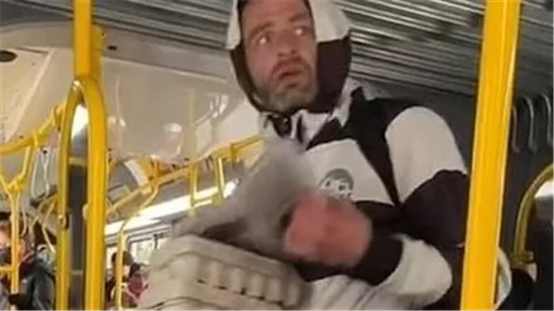 فيديوهات صادمة.. رجل يلقي البيض على ركاب حافلة | شاهد