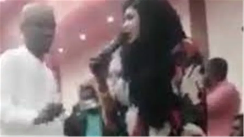 لقطات صادمة..مطربة شهيرة تتعرض للصفع بالكف والضرب على المسرح | فيديو‬