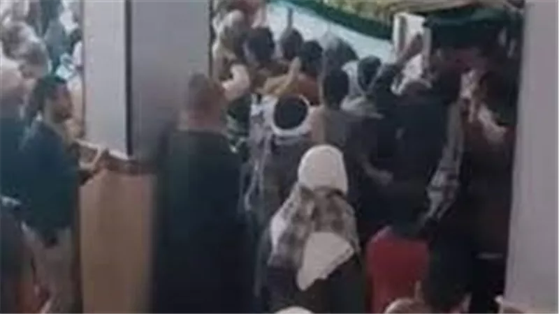 عملوله ضريح وشيعوه بالتصفيق.. جنازة غريبة لميت رفض نعشه الخروج من المسجد ببني سويف | شاهد 
