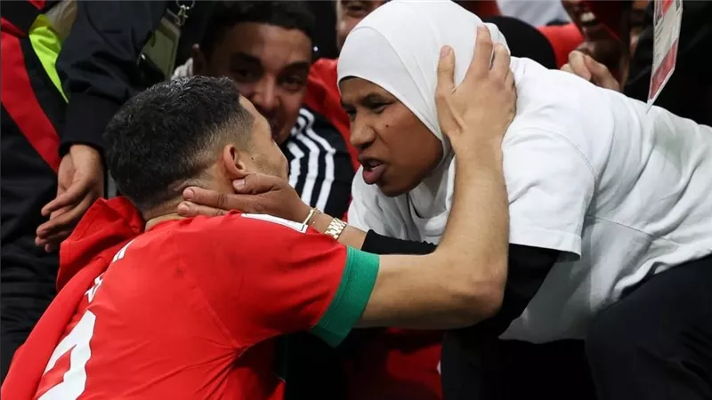 تصرف مثير من زوجته وأول رد فعل من والدته.. تفاصيل جديدة في اتهام أشرف حكيمي بالاغتصاب