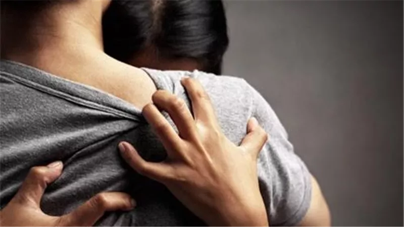 رد فعلها صادم.. الجاكيت يكشف خيانة رجل لزوجته بسوهاج