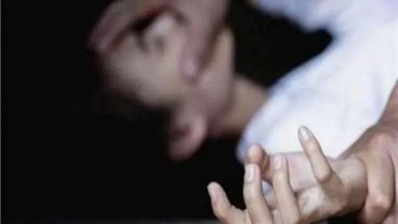 هتك عرض طفلة أمام ابنته.. تفاصيل مثيرة في القبض على المتهم بالاعتداء على فتاة الفيوم