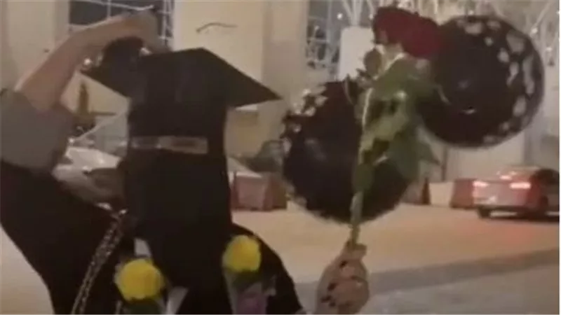 الفرحة فرحتين.. فتاة تحتفل بتخرجها وطلاقها في يوم واحد | فيديو