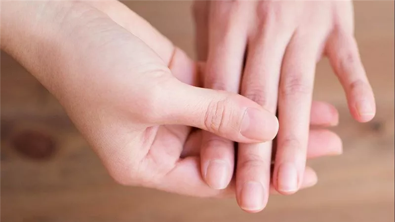 في أصابع اليدين والقدمين.. علامات تشير إلى إصابتك بهذا المرض