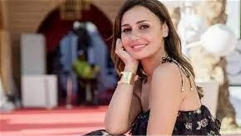 بعد خلع الحجاب.. تعليق مثير من الفنانة حلا شيحة | شاهد