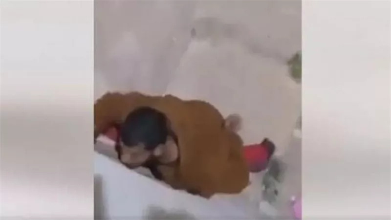  فيديو صادم.. حارس يتجسس على طالبات بسكن جامعي | شاهد