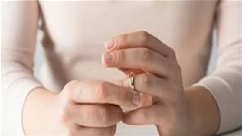 بيخوني مع أمي.. موظفة تطلب الخلع من زوجها