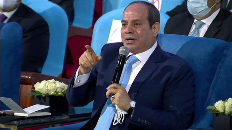 أومال إحنا بنعمل إيه؟.. تعليق ناري من السيسي على فيديوهات شاهدها على يوتيوب