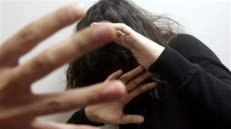 ضرب وقص شعر.. الكشف عن تفاصيل فيديو وصلة تعذيب مأساوية لفتاة بيد شقيقها