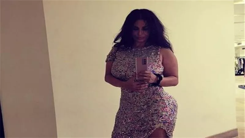 انتي معلمة.. طليقة الفيشاوي مع عمر كمال وحمو بيكا في ملهى ليلي | صور