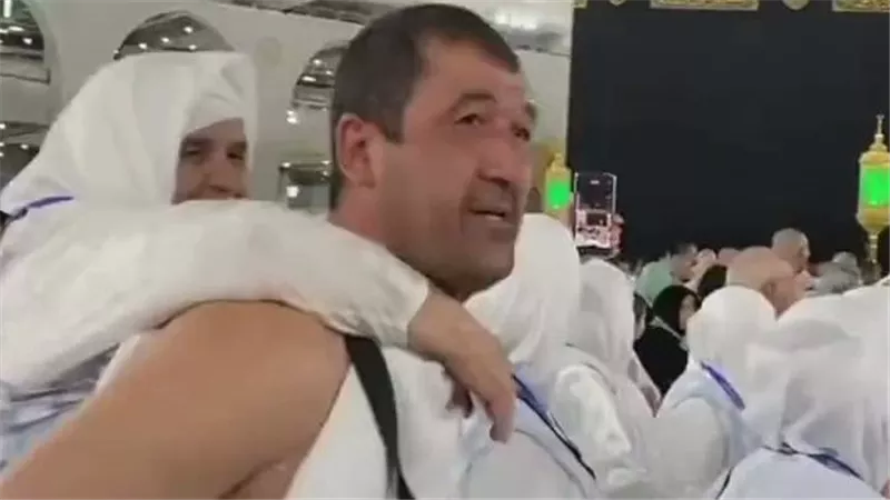 لقطات مؤثرة.. معتمر يحمل والدته أثناء الطواف حول الكعبة | شاهد