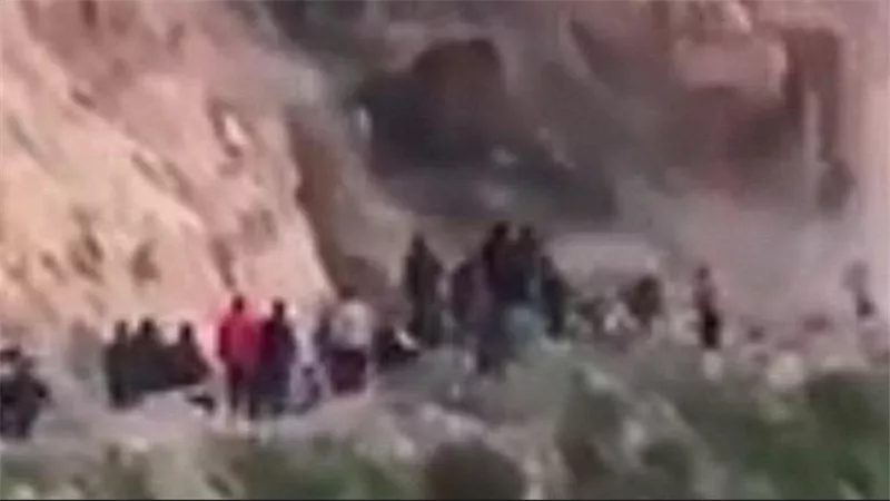 لحظات صادمة.. انهيار جبل ينهي حياة سيدة بعد تصرفها الغريب | فيديو