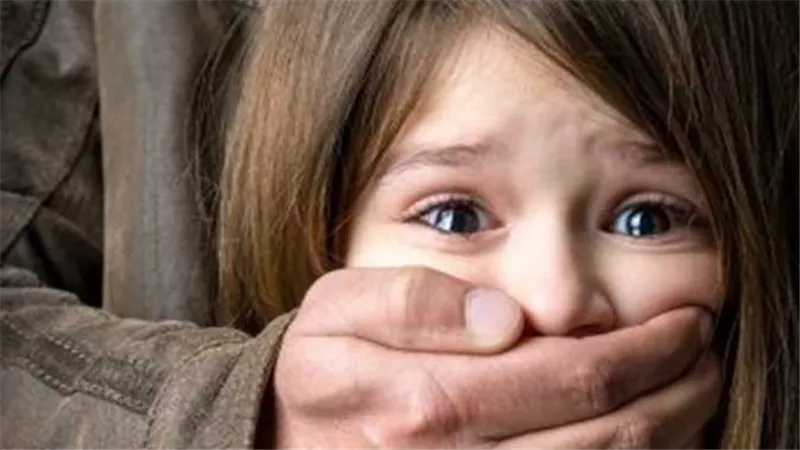 خرجت طفلة وعادت ببقعة دم.. تفاصيل الحكم بالإعدام من أول جلسة للمتهم باغتصاب الطفلة ملك