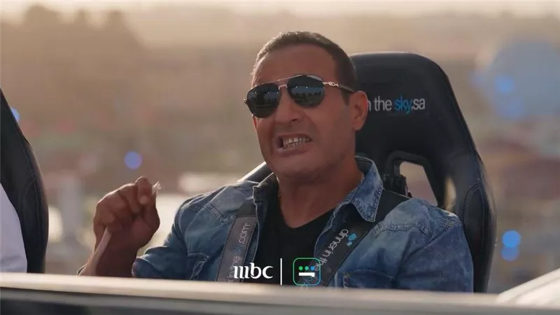 ذنبك في رقبته..أول تعليق من أحمد السقا على أكله ثعبان في مقالب رامز جلال | شاهد
