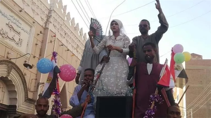 شاب بفستان زفاف ومكياج كامل.. احتفال غريب مثير للجدل بحلول شهر رمضان في الأقصر | شاهد