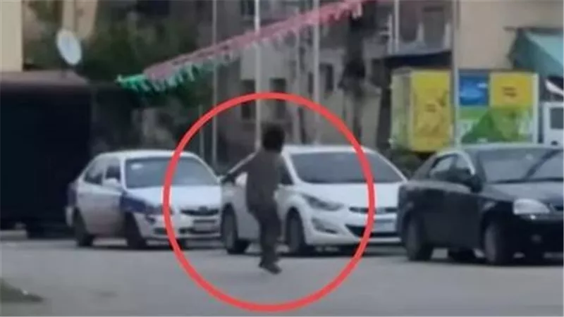 يحطم زجاج السيارات.. بلطجي يثير الرعب في شوارع بورسعيد | فيديو