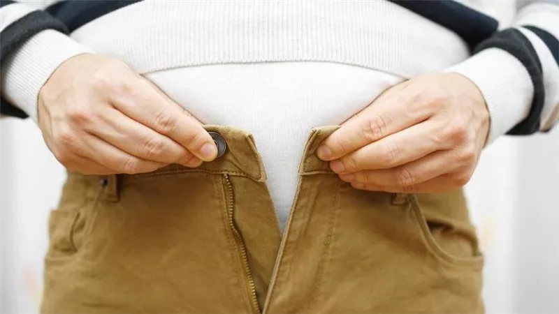 طبيب يحذر.. مخاطر ارتداء الملابس الضيقة لفترة طويلة