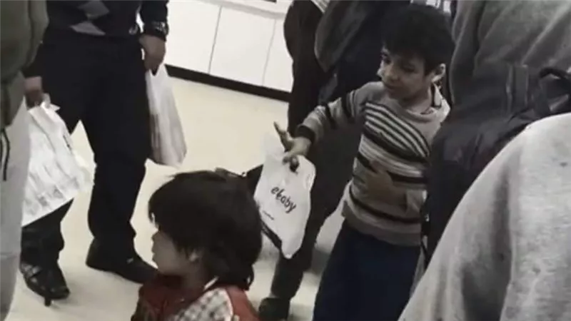  تحرك عاجل من التضامن بشأن طفلي فيديو عاوز دواء كحة لأخويا ومش معايا فلوس | شاهد