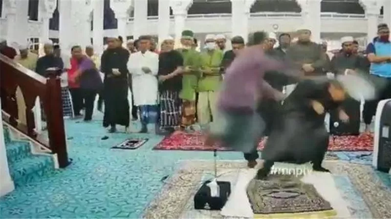 في رمضان.. فيديو كارثي لـ رجل يقتحم مسجدا ويعتدي على الإمام | شاهد