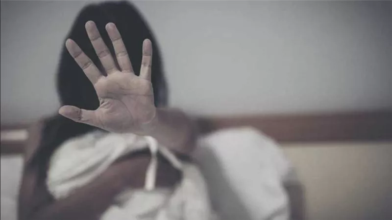 انتهك جسمي بمباركة أبويا.. مأساة قاصر قدمها والدها لدجال قربانًا للجن 