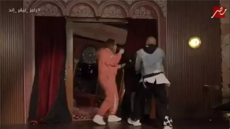 أمي لا يا رامز.. حسام الحسيني ينهال بالضرب على رامز جلال | فيديو