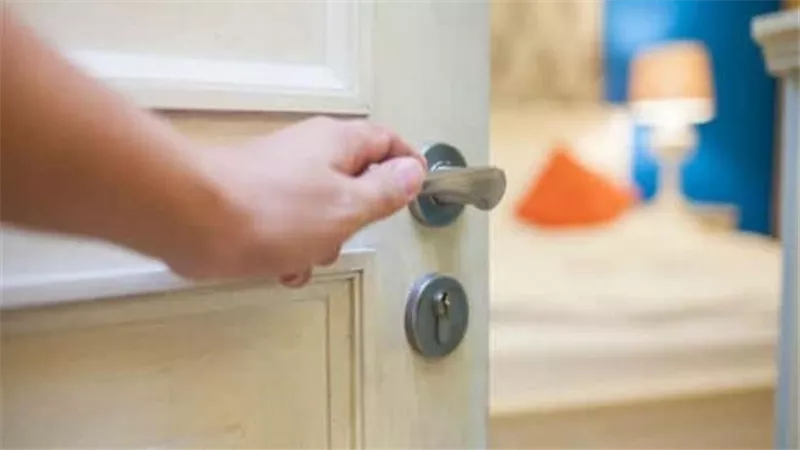 لهذه الأسباب.. يجب إغلاق باب غرفة النوم ليلا أثناء النوم