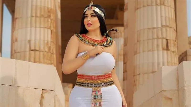 ملابس داخلية وبدل رقص خليعة.. هذا ما عثر عليه الأمن بحوزة البلوجر سلمى الشيمي