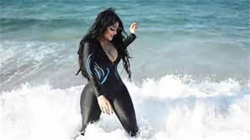 ملابس نسائية مثيرة وهاتفان آيفون.. تفاصيل 3 ساعات تحقيقات مع سلمى الشيمي 