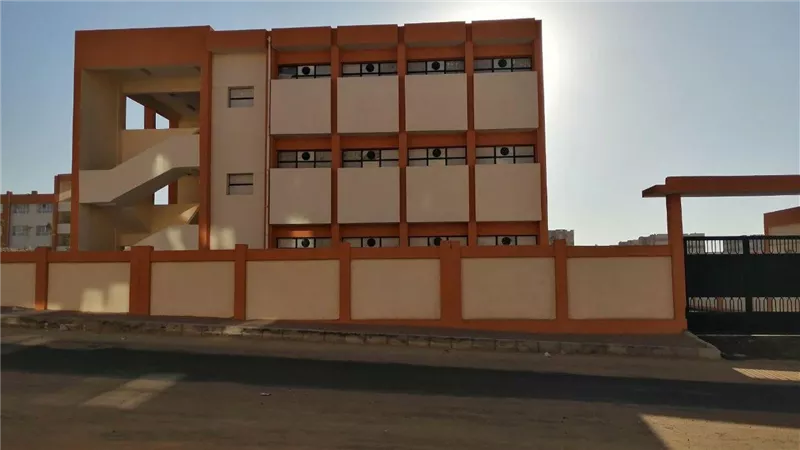 محدش هيتعلم هنا.. تفاصيل ضبط عامل أغلق مدرسة ومنع دخول التلاميذ والمعلمين في قنا