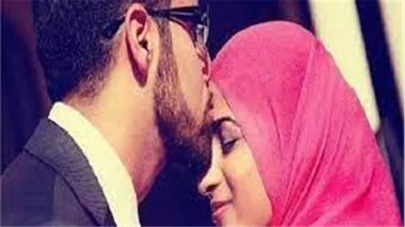 الإفتاء تحذر من هذه القبلة.. هل تقبيل الزوجة في رمضان يبطل الصيام؟ 