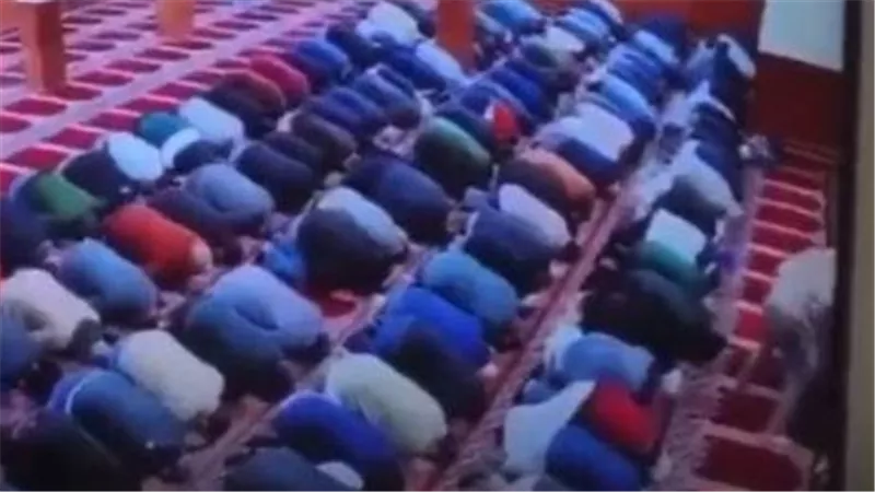 لقطات صادمة.. شخص يطعن إمام مسجد أثناء السجود | فيديو