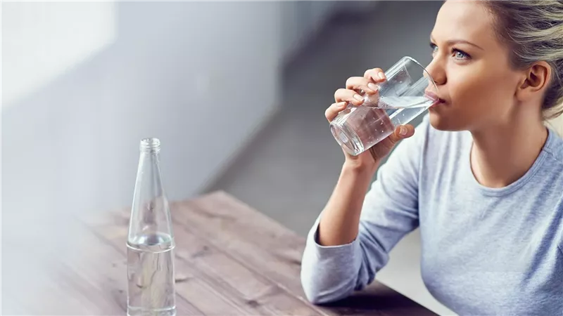 احذر.. قلة شرب المياه في رمضان تصيبك بمرض خطير 