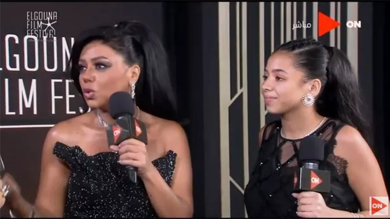 كنت فين طول الـ 13 سنة اللي فاتو ؟.. رد ناري من رانيا يوسف على محمد مختار بسبب فستان البطانة 