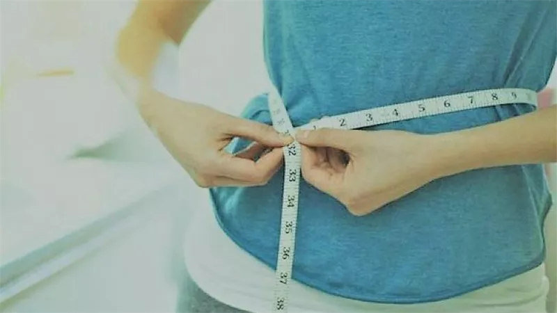  استشاري تغذية توضح.. مشروب سحري لحل مشكلة زيادة الوزن الخادعة | فيديو