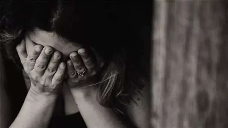 مأساة فتاة السويس.. حبيبي استدرجني وعمل عليا حفلة مع أصحابه