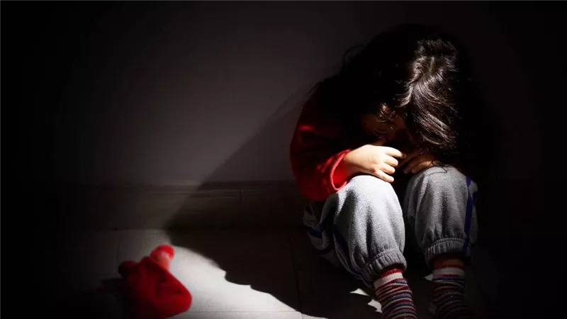  تحرَّش بـ2000 طفل خلال 16 عامًا.. سيدة تُسلم زوجها للشرطة