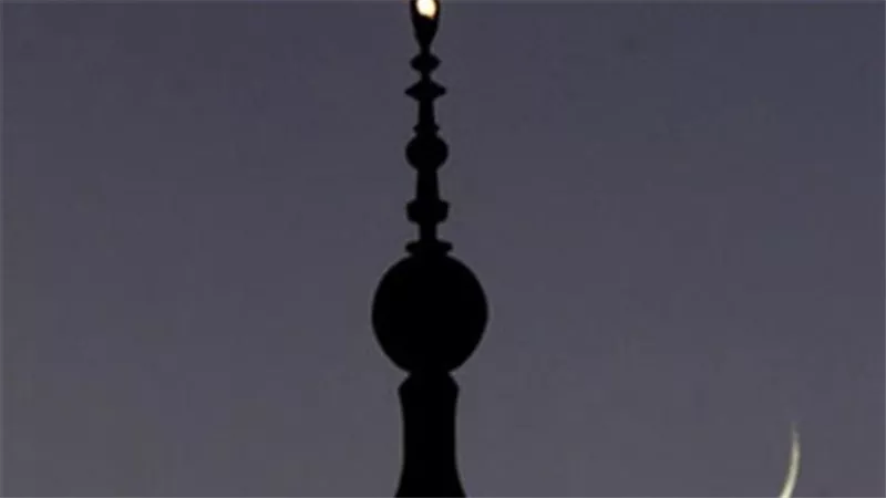 مفاجأة بشأن هلال شوال.. معهد البحوث الفلكية يعلق على كسوف الشمس وجدل موعد عيد الفطر 