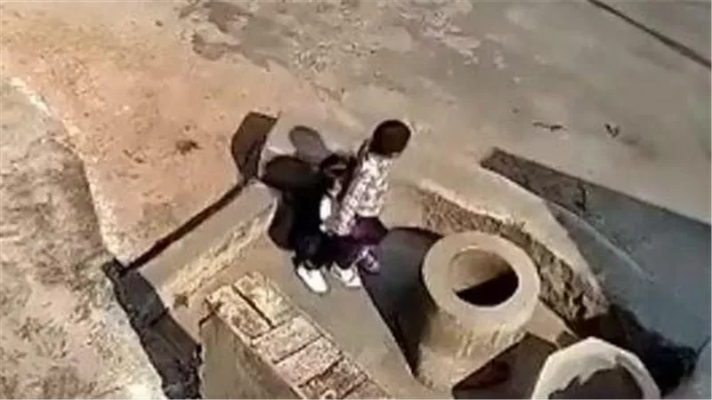  رمت طفلًا في بئر عمقه 5 أمتار.. جريمة مروعة بطلتها طفلة | فيديو