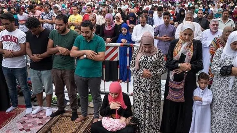 أول تعليق من الأزهر على تداول صور فتيات بجوار الرجال أثناء صلاة العيد