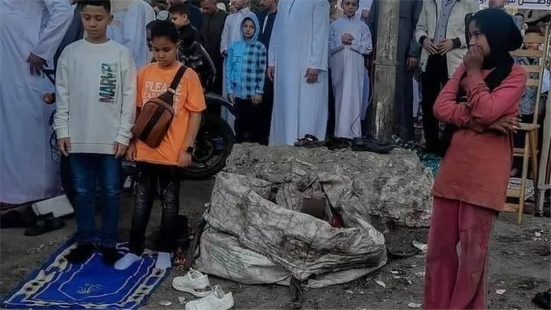 فرحة حزينة.. حكاية طفلة أبكت الملايين في أيام العيد | شاهد