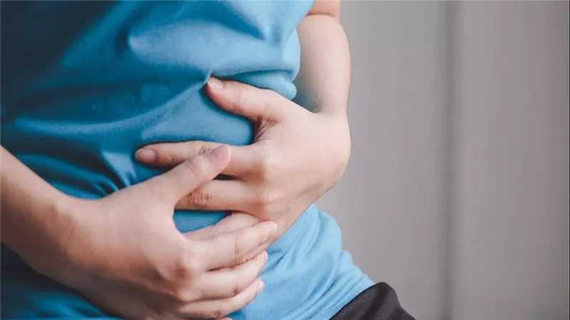 طبيب يكشف سبب حصوات المرارة وكيفية التخلص منها