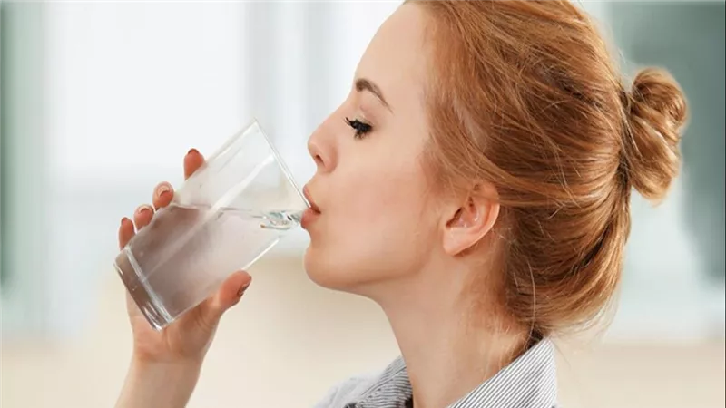 لن تتخيل..هذا ما يحدث لجسمك عند تناول كوب من المياه في الصباح 
