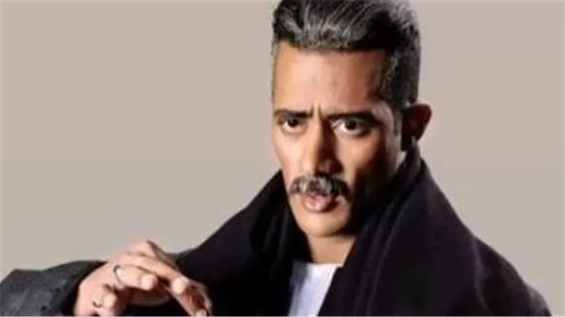 محمد رمضان يكشف سر تقليب كوباية الشاي بظهر المعلقة في جعفر العمدة
