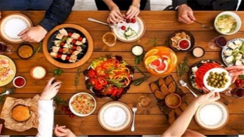 عادة خاطئة تجنبها.. تحذير من الصحة بشأن تناول 3 أطعمة شهيرة
