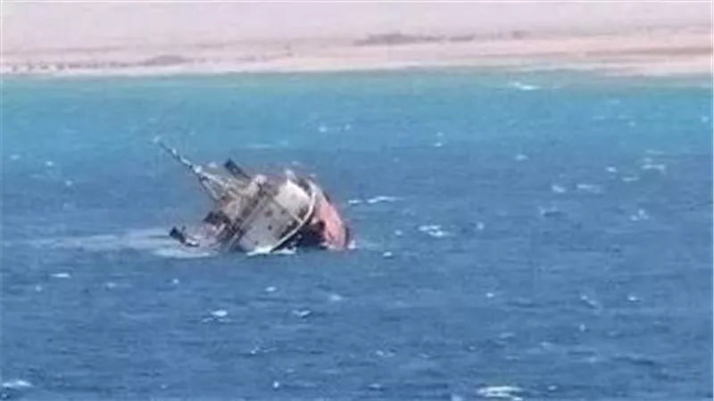 موج ورياح وإشارة استغاثة.. تفاصيل غرق لنش سياحي بالغردقة وإنقاذ 37 راكبا