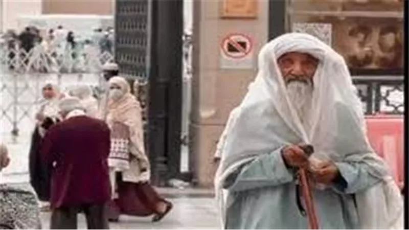 أثار الجدل..من هو المسن الذي ظهر في المسجد النبوي ليلة 27 رمضان؟ | شاهد