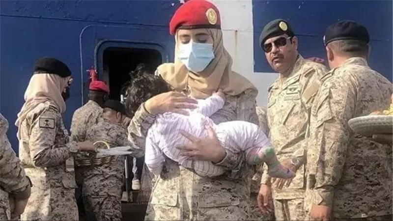 خطفت القلوب.. ما قصة صورة المجندة السعودية مع الطفل ؟