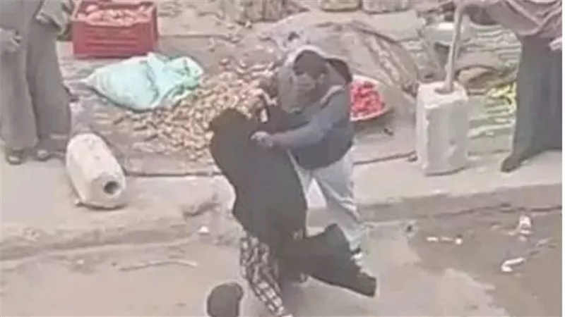 مشهد مرعب.. فكهاني ينهي حياة زوجته وسط الشارع بأكتوبر | شاهد