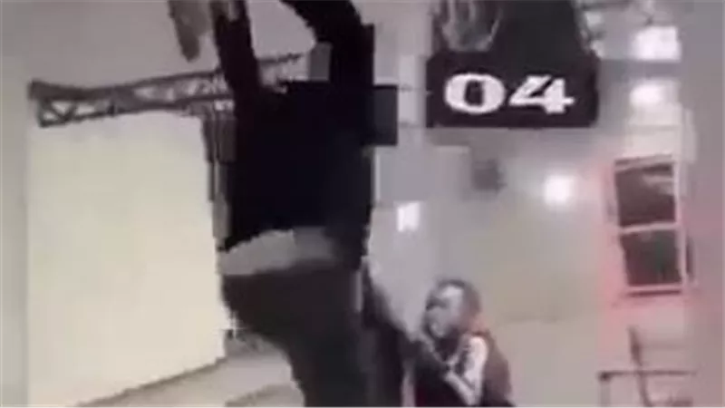 لقطات صادمة..شباب أفارقة يعذبون ليبيين ويعلقونهم بالسقف في مدينة الزاوية | فيديو