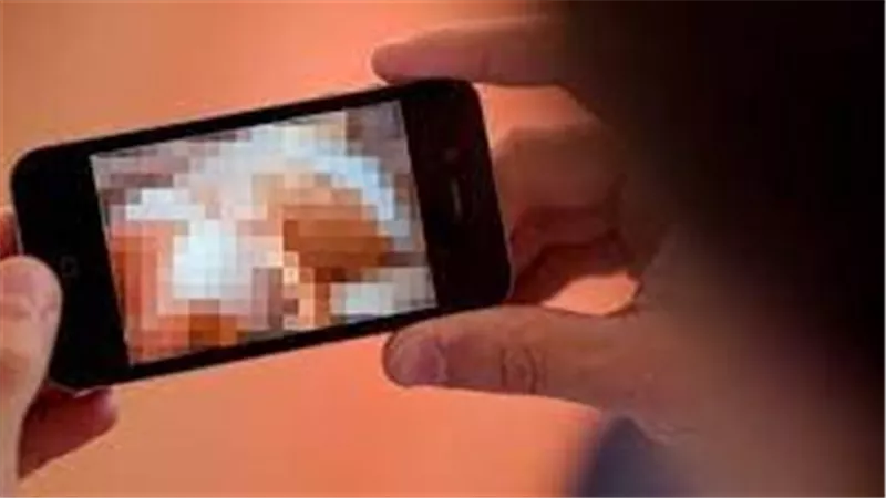 بيصورني فيديو في أوضة النوم..دينا تطلب خلع زوجها في محكمة الأسرة